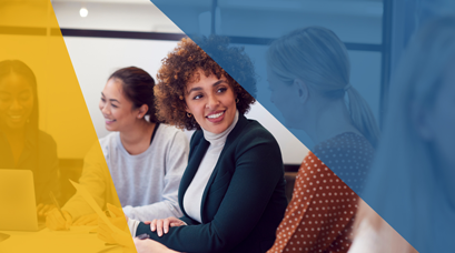 Quatre jeunes femmes sont assises à une table dans une salle de réunion. Il y a une superposition transparente bleue et dorée sur l'image.